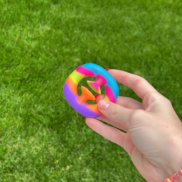 -Rainbow circle pop it -rainbow design cube -rainbow snapper - Picture 4 of 4